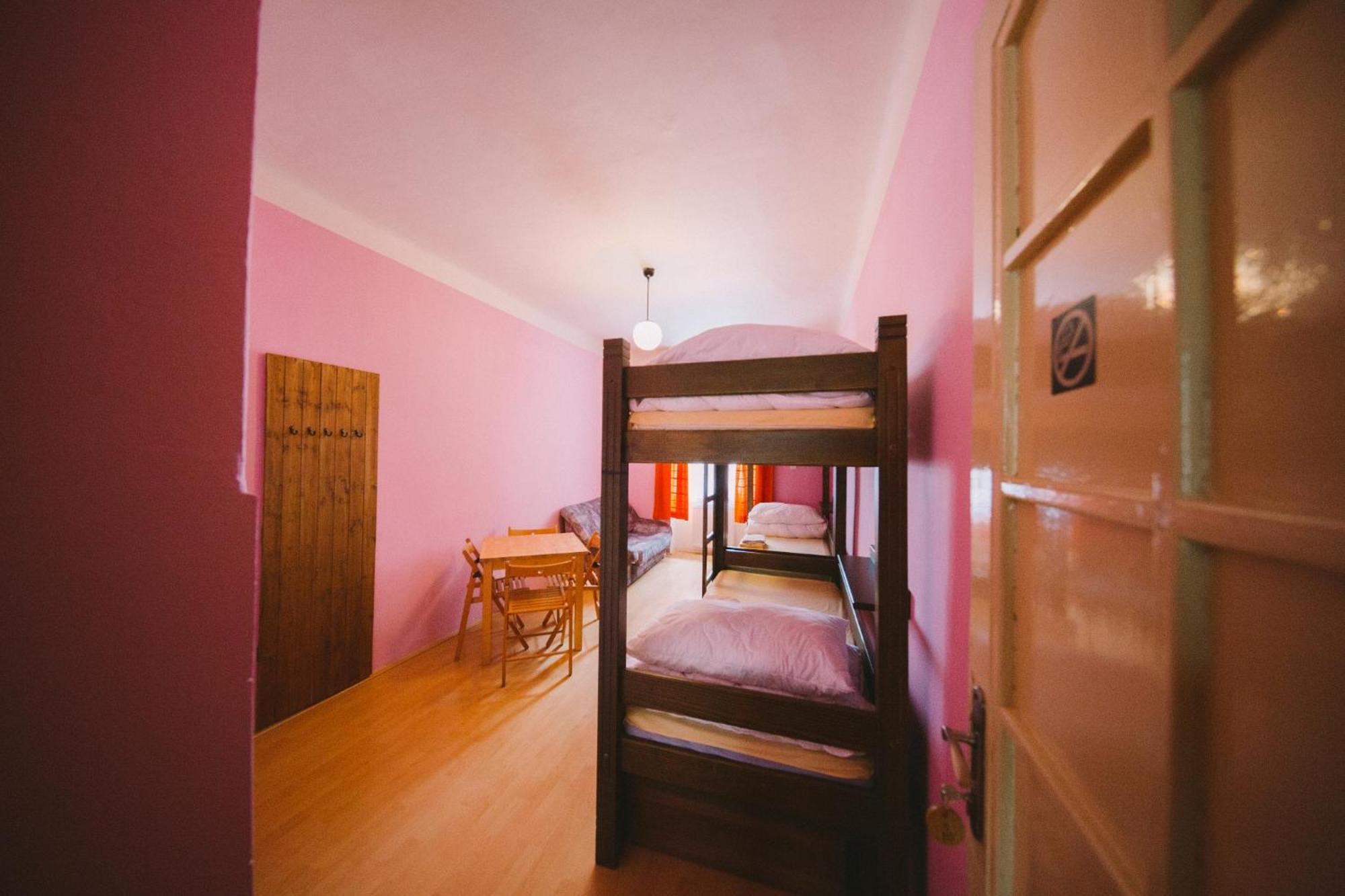 Hostel Dakura Prag Exteriör bild