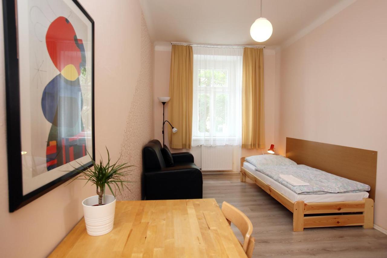 Hostel Dakura Prag Exteriör bild