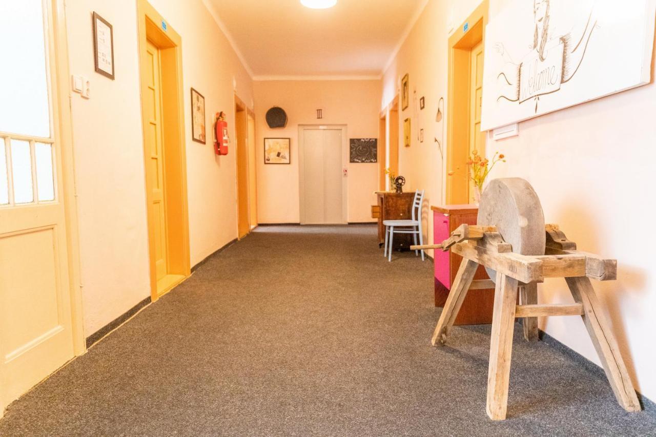 Hostel Dakura Prag Exteriör bild