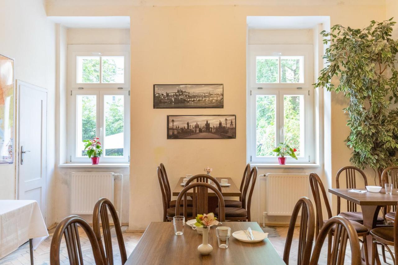 Hostel Dakura Prag Exteriör bild