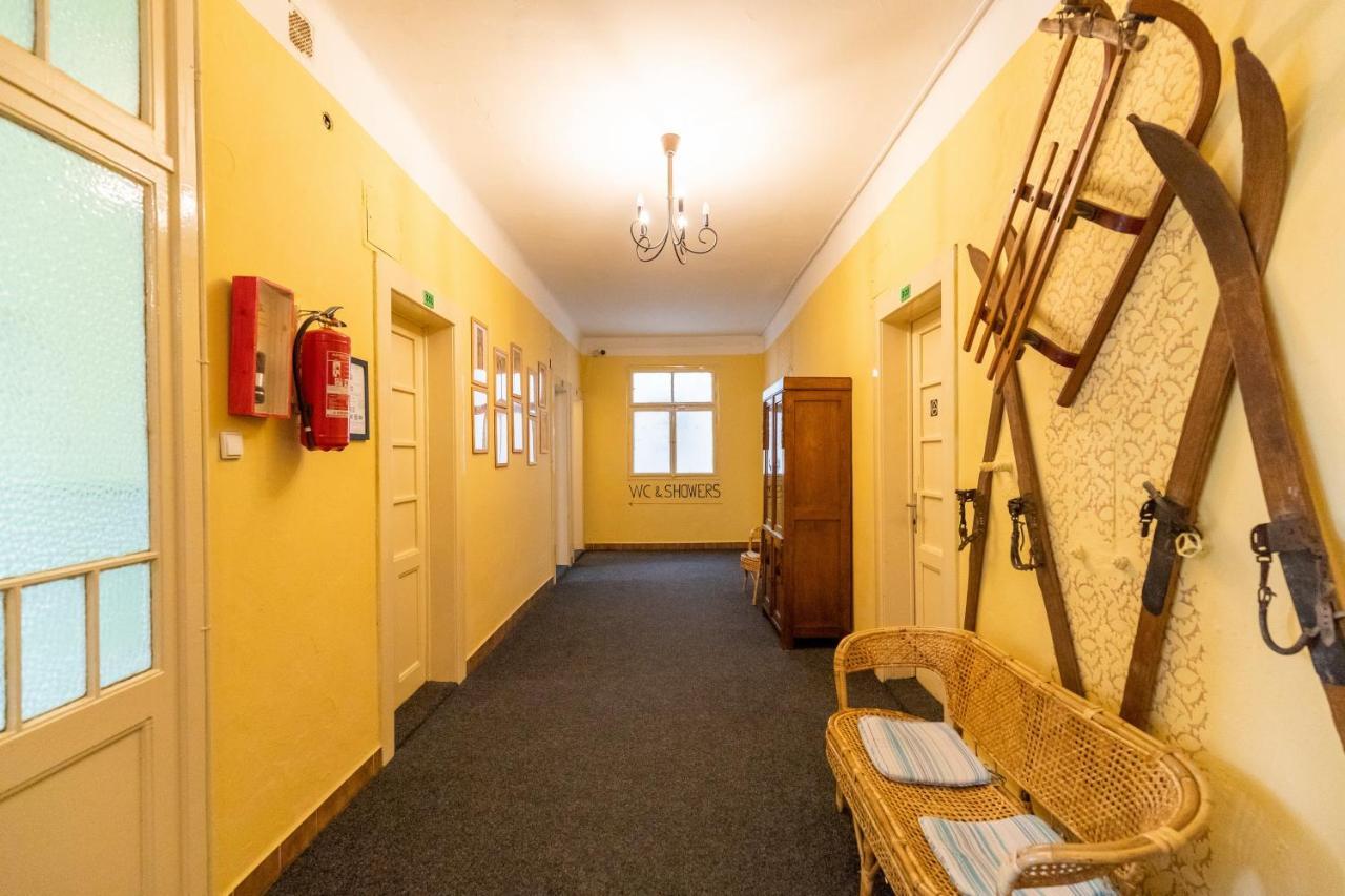 Hostel Dakura Prag Exteriör bild