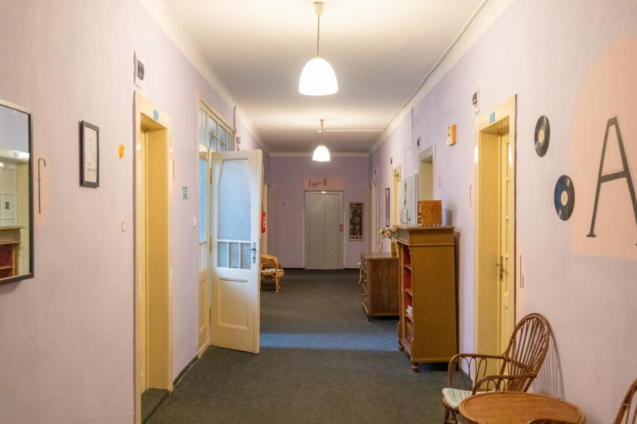 Hostel Dakura Prag Exteriör bild